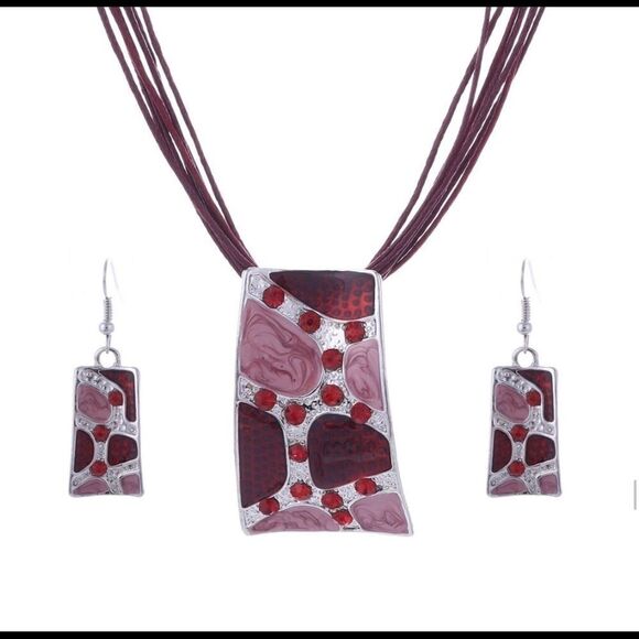 RED MEDALLION CORDED PENDANT SET - Picture 3 of 4